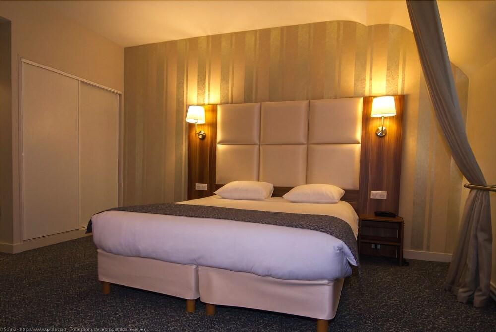 Logis Hotel Du Chateau Combourg Eksteriør billede
