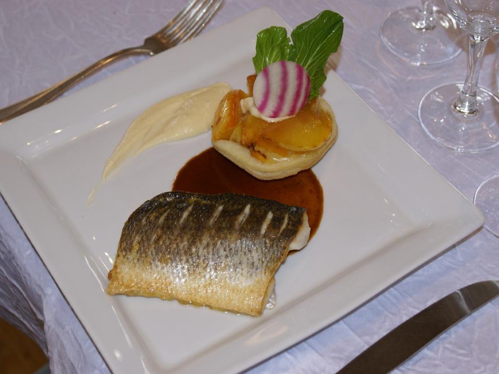 Logis Hotel Du Chateau Combourg Eksteriør billede
