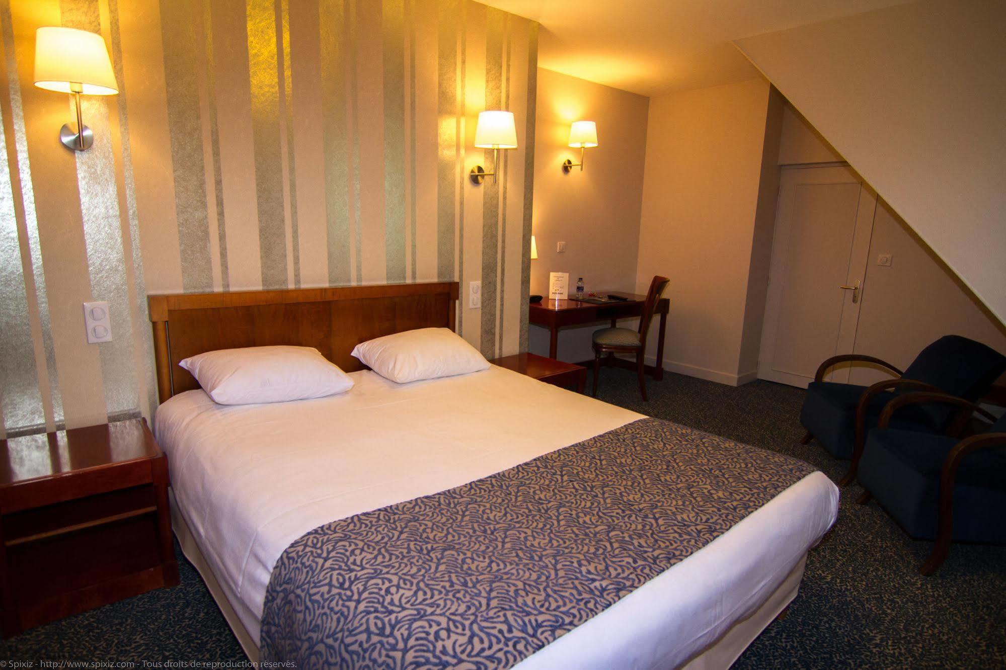 Logis Hotel Du Chateau Combourg Eksteriør billede