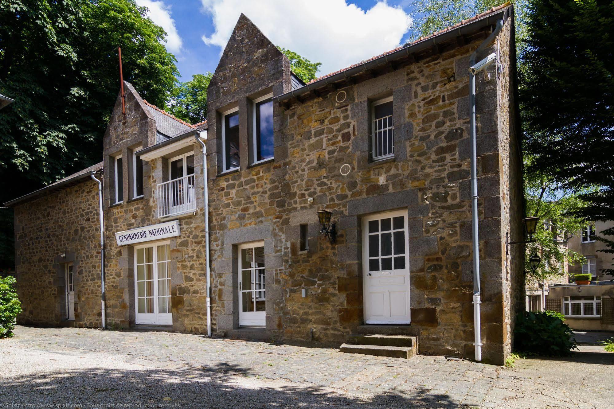Logis Hotel Du Chateau Combourg Eksteriør billede